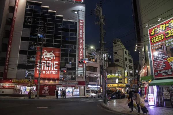 Negozio giapponese con folla di popoli e turisti a Namba su ni — Foto Stock