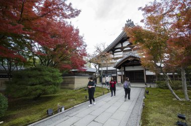 İnsanlar Kyoto Japonya 'daki Kodaiji tapınak bahçelerini ziyaret ediyor