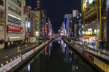 Şafak vakti Osaka 'daki sessiz Dotonbori bölgesi