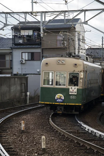 Retro-style τραμ του Randen Kitano Γραμμή appoaching Omiya σταθμό — Φωτογραφία Αρχείου