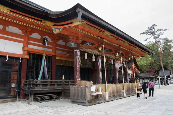 Menschen besuchen die Haupthalle des Yasaka-Schreins in Kyoto Japan — Stockfoto