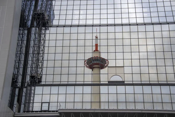 Torre de Kyoto reflejada por el acero de cristal de la estación de tren de Kyoto Jap — Foto de Stock