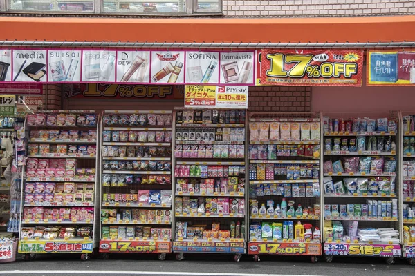 Japonský kosmetický a lékárnický obchod se spoustou produktů a — Stock fotografie
