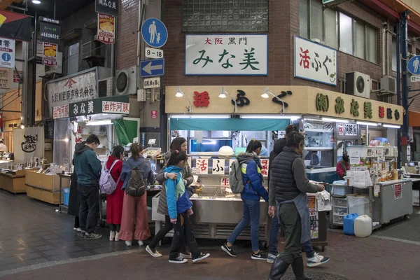 Shoppers bezoeken Nipponbashi Kuromon Ichiba markt in Osaka Japan — Stockfoto