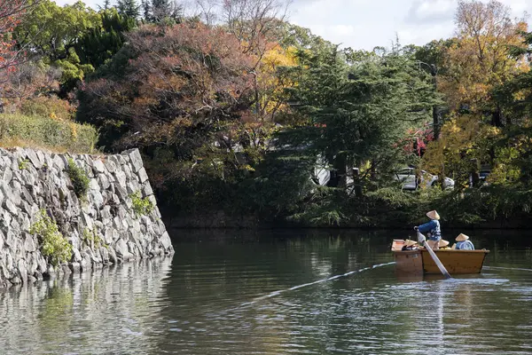 Touristen in einem Boot und beobachten schöne Herbstferien rund um himej — Stockfoto