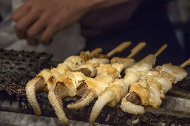 Tedarikçi Nishiki pazarında satılmak üzere deniz ürünleri hazırlıyor.