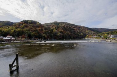 Katsuragawa nehri A 'daki renkli orman dağ geçmişine sahip.