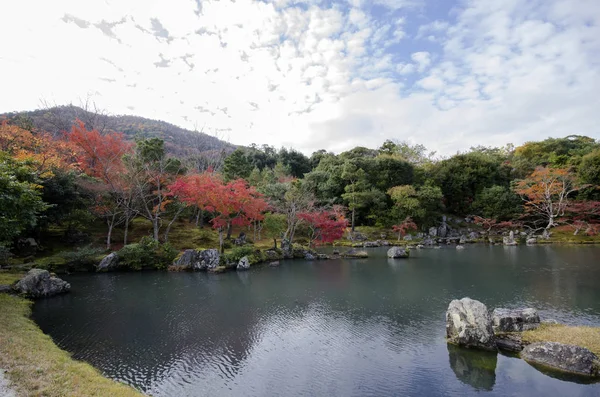 Colorato parco autunnale e stagno nel giardino del tempio Tenryuji a Kyoto — Foto Stock