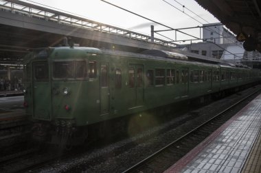 Japonya 'daki Kyoto istasyonunda yolcu bekleyen tren..