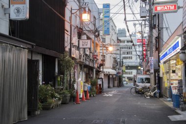 Osaka 'da sabah temiz ve sessiz Japonya caddesi