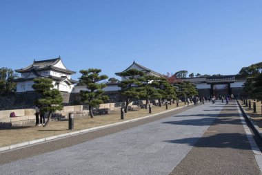 Gezginler Osa 'da sonbahar sezonu boyunca Osaka Kalesi' nde yürüdüler.