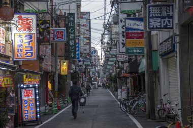Dotonbori ar caddesinde yürüyen bir turist.