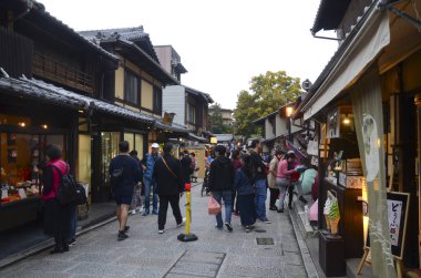 Kimliği belirsiz insanlar Higashiyama 'da Ninenzaka caddesinde geziniyor.