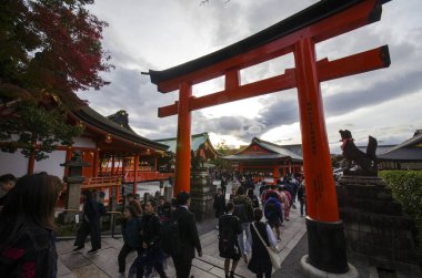Japonya 'nın Kyoto kentindeki Fushimi Inari türbesini ziyaret eden turistler.
