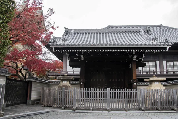 Puerta de madera en el Templo Daiunin en Kyoto, Japón — Foto de Stock