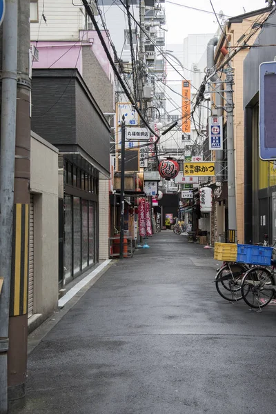 Schoon en rustig Japan straat in de ochtend in Osaka — Stockfoto