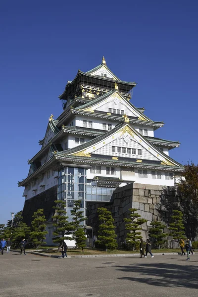 Turista y gente visita el castillo de Osaka en Osaka, Japón —  Fotos de Stock
