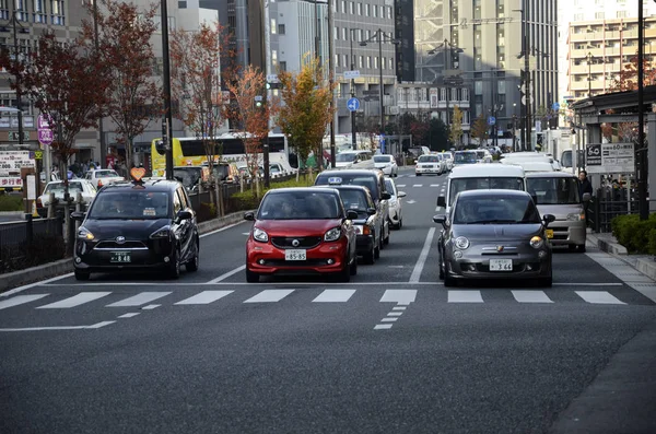 Conducción vehicular en la calle frente a la estación de Kyoto, Japón — Foto de Stock