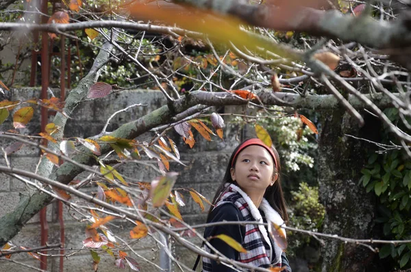 Jonge tiener genieten van de schoonheid van de herfst verlof bij Philosopher 's — Stockfoto