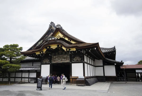 Visita de turistas al Castillo de Nijo en Kyoto Japón — Foto de Stock