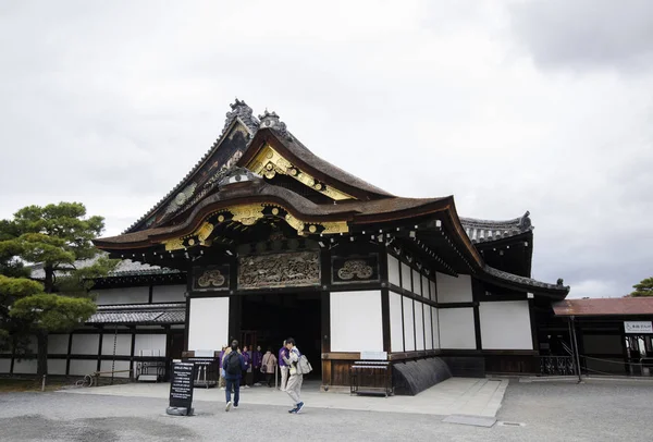 Visita de turistas al Castillo de Nijo en Kyoto Japón —  Fotos de Stock