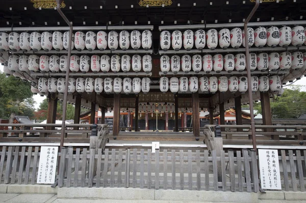 Wiele papierowych latarni wiszących nad główną salą świątyni Yasaka — Zdjęcie stockowe