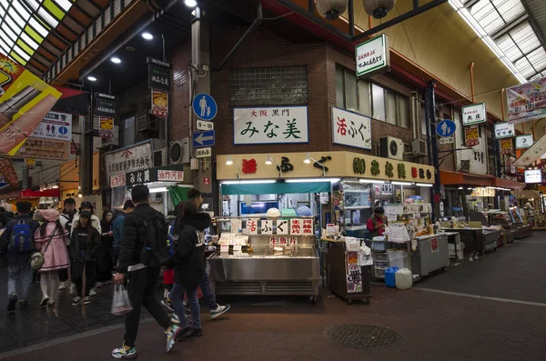 Los compradores visitan el mercado Nipponbashi Kuromon Ichiba en Osaka Japón —  Fotos de Stock