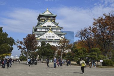 Turist ve insanlar Osaka, Japonya 'daki Osaka kalesini ziyaret ediyorlar.