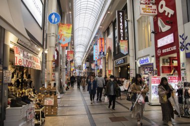 Sennichimae Doguyasuji Alışveriş Merkezi 'nden kimliği belirsiz insanlar alışveriş yapıyor.