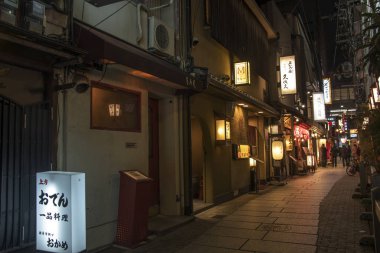 Osaka şehir merkezinde arka sokaktaki geleneksel restoranlar.
