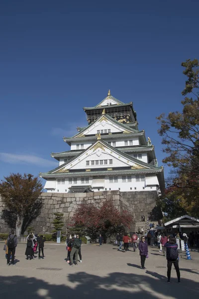 大阪城を訪れる観光客・観光客 — ストック写真