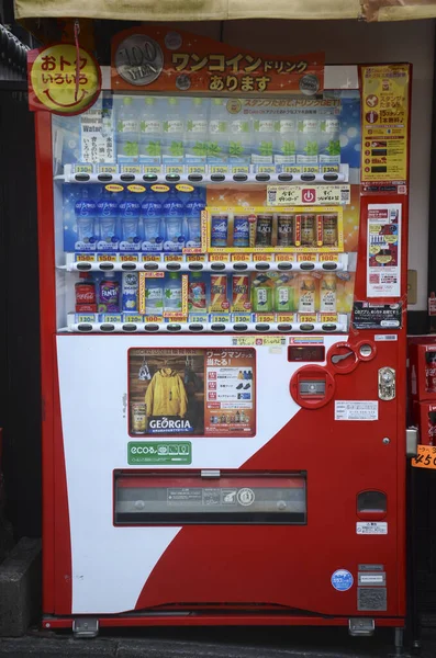 Máquina de venda automática com grande variedade de refrigerantes e café — Fotografia de Stock