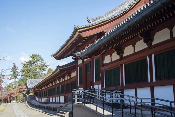 Perspective view of wooden main Todaiji temple gate on blue sky — Stock Photo, Image