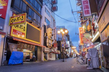 Şafak vakti Osaka 'daki sessiz Dotonbori bölgesi
