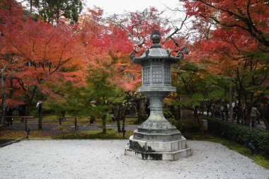Kyoto Japonya 'daki Eikando Tapınağı' nda antik bir fener.