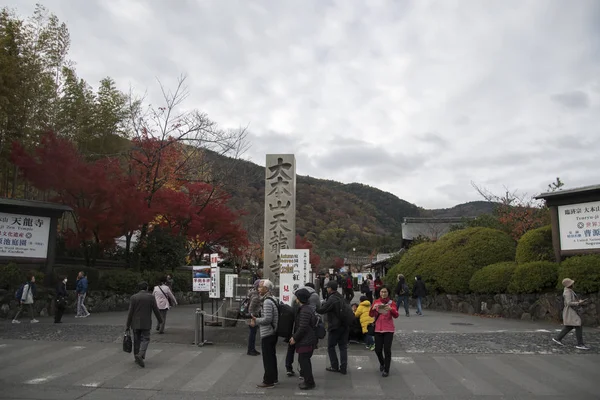 Odwiedzający cieszyć jesienią na Tenryuji Temple w Arashiyama, Kioto — Zdjęcie stockowe