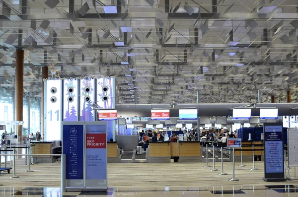Зона регистрации в Международном аэропорту Сингапура Чанги, Термина — стоковое фото