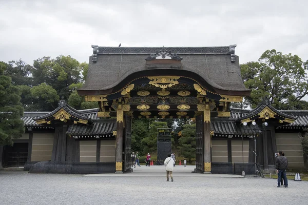 La gente visita el Castillo de Nijo en Kyoto Japón — Foto de Stock
