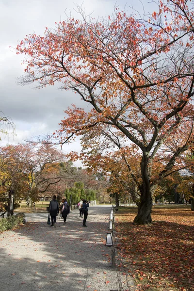 Turistas visitam o jardim do Castelo de Nijo com queda colorida c — Fotografia de Stock