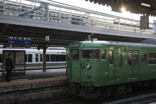 Trein wacht op passagier bij Kyoto station, Japan. — Stockfoto
