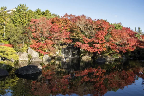 Jardim Koko-en com cores de folhagem de outono perto da pequena lagoa em H — Fotografia de Stock