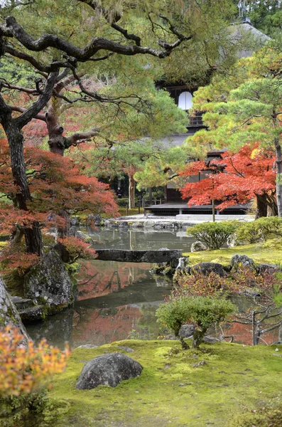 Piękne kolory jesieni w Ginkaku-ji Silver Pavilion podczas — Zdjęcie stockowe