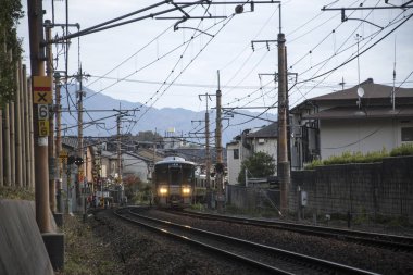 Sagano yerel treni sonbaharda Arashiyama 'dan geçer.