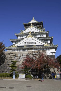 Turist ve insanlar Osaka, Japonya 'daki Osaka kalesini ziyaret ediyorlar.