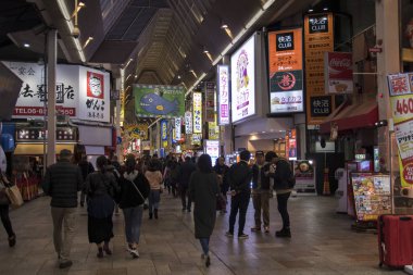 Namba on ni 'de Japon insan ve turist kalabalığı var.