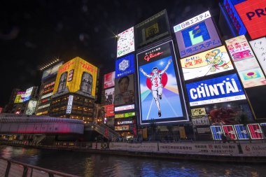 Glico Man reklam panosu ve D 'deki diğer reklamcılar.