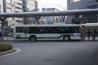 İnsanlar Kyoto Japonya 'da otobüse biniyor.