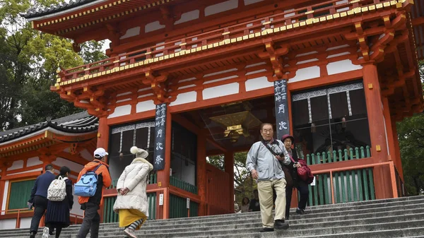 La gente visita el Santuario de Yasaka en Kyoto Japón — Foto de Stock