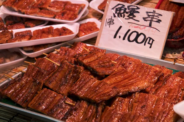 Japanischer Aal vom Grill mit weichem Feuer auf dem Kuromonmarkt in Oos verkauft — Stockfoto