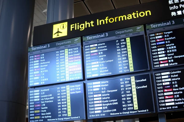 新加坡长一机场的飞行信息面板 — 图库照片